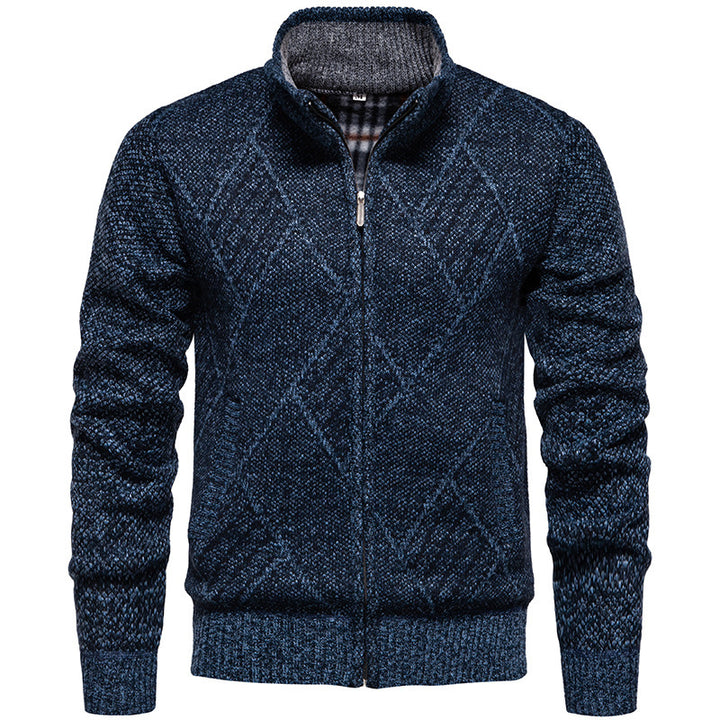 Herren Strickjacke mit modernem Zopfmuster und hohem Kragen Echoarchiv