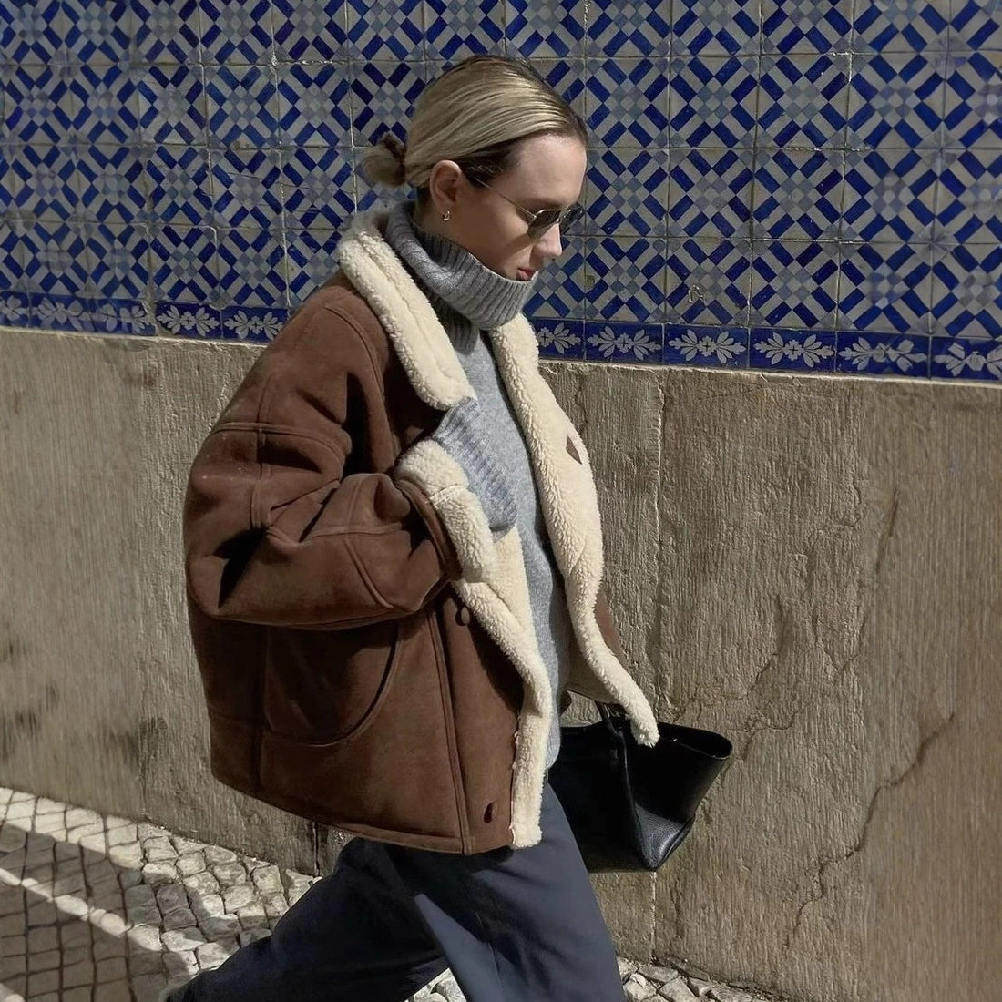 Damen Oversized Kurzjacke aus Wildlederoptik mit Teddyfutter und großem Reverskragen Echoarchiv