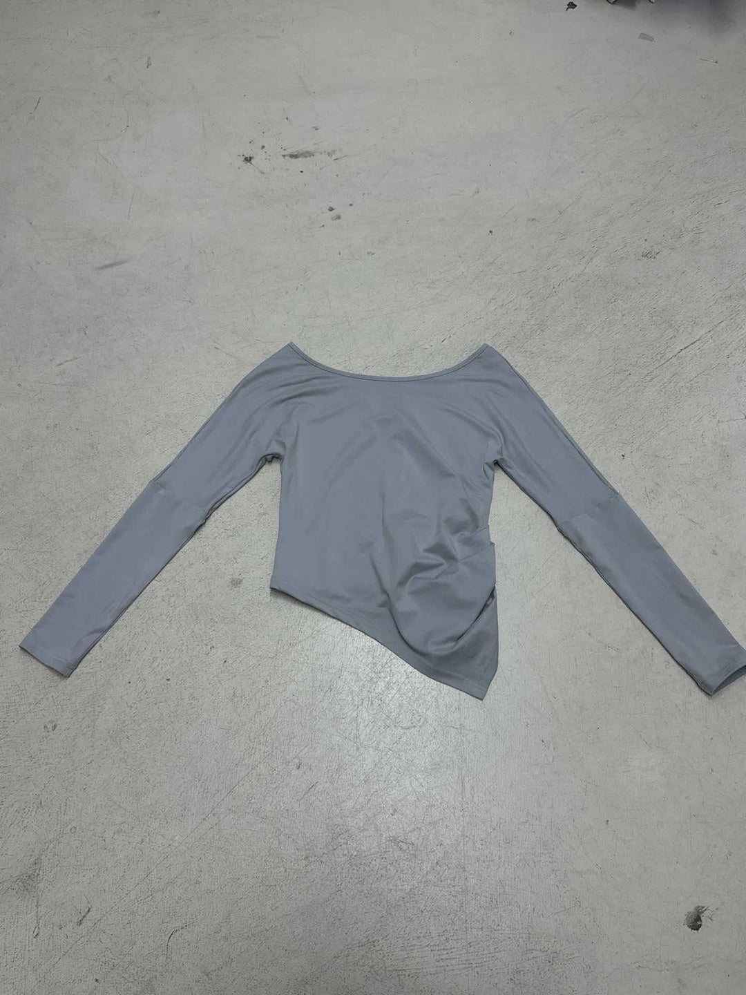 Damen nan asymmetrisches Off-Shoulder Langarmshirt mit seitlicher Raffung und schräger Saumlinie Echo Archiv
