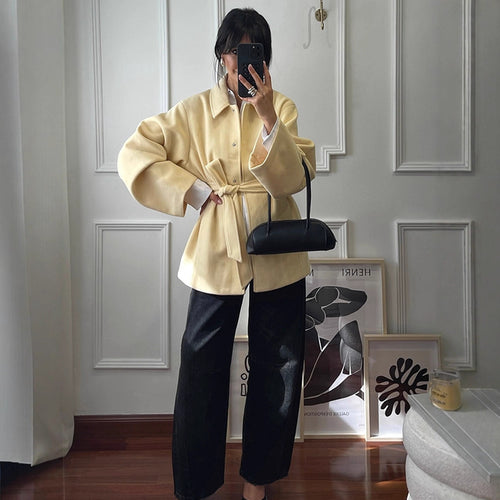 Damen Kurzmantel mit Bindegürtel, kastiger Oversize‑Silhouette und weiten Ärmeln Echoarchiv