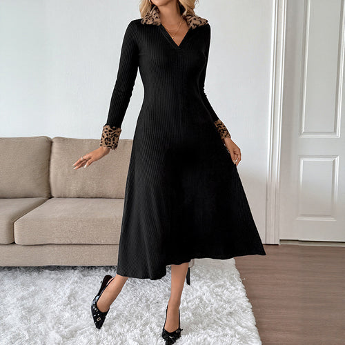Damen Figurbetontes Rippstrick-Midikleid mit V-Ausschnitt, Kunstfell-Kragen und Bündchen Echoarchiv