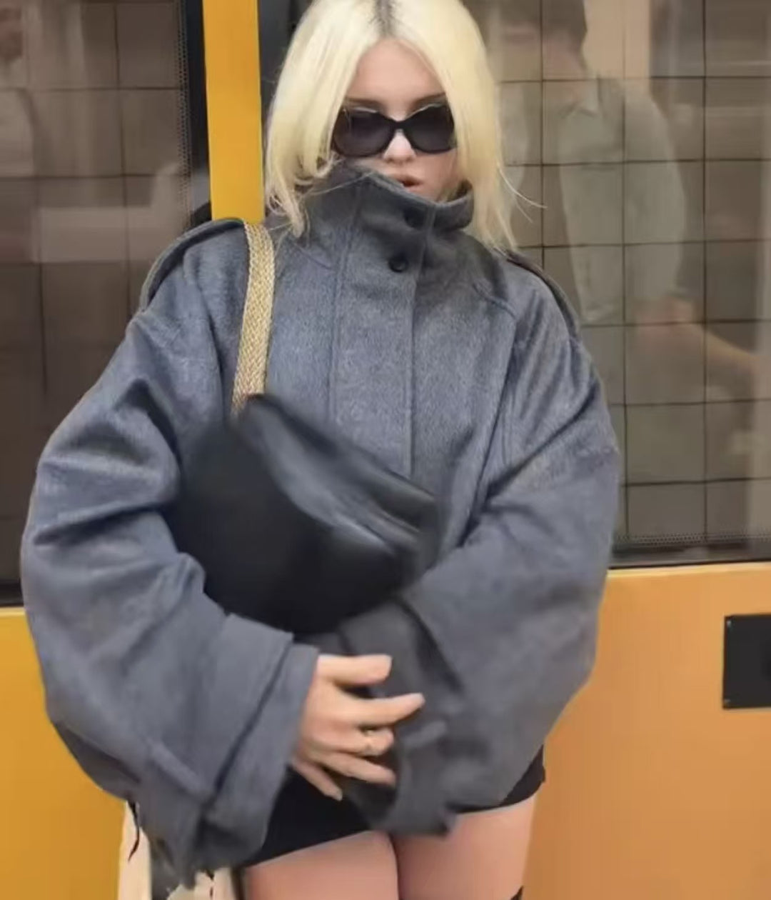 Damen Kurzmantel im Cape‑Look mit hohem Stehkragen, Epauletten und weiten Raglanärmeln Echo Archiv