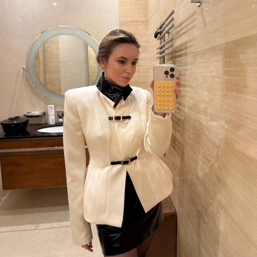 Damen Taillierter Blazer mit Stehkragen, Wiener Nähten und dekorativen Gurtverschlüssen Echoarchiv