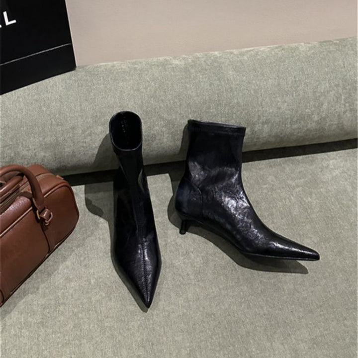 Damen spitz zulaufende Stiefeletten mit sculpted Kitten‑Heel und sockenhaftem Schaft – Varelle