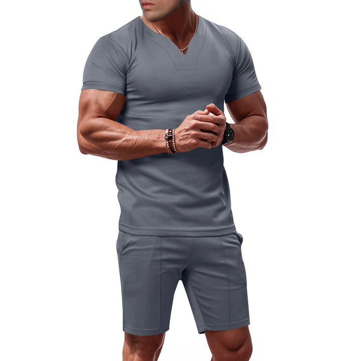 Herren sportliches Kurzarm-Outfit mit V-Ausschnitt und praktischen Taschen Echoarchiv