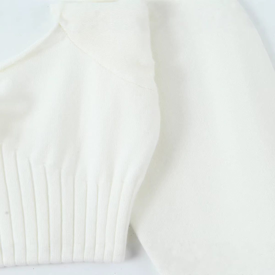 Damen Cropped-Feinstrickpullover mit taillierter Rippenstruktur, V-Ausschnitt, Rüschenbesatz und Ballonärmeln Echoarchiv