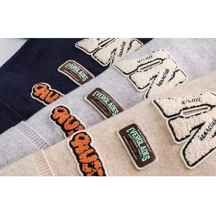 Damen Gemütliche Strickjacke mit bunten Applikationen Echoarchiv