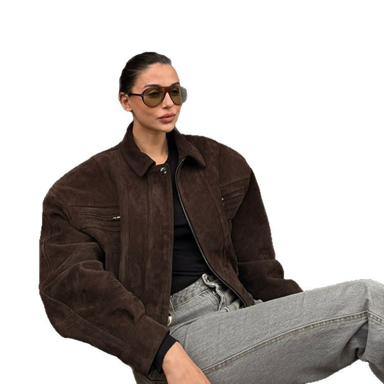 Damen Kurzer Veloursleder-Bomber mit elastischer Taillierung und überschnittener Schulter Echoarchiv