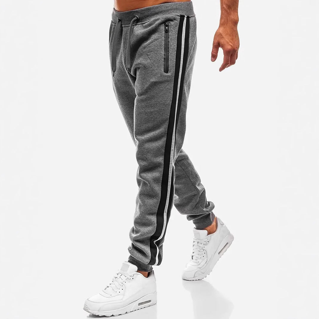 Herren nan schmal zulaufende Fleece-Jogginghose mit zweifarbiger Seitenpaspel und wasserabweisenden Reißverschlusstaschen Echo Archiv