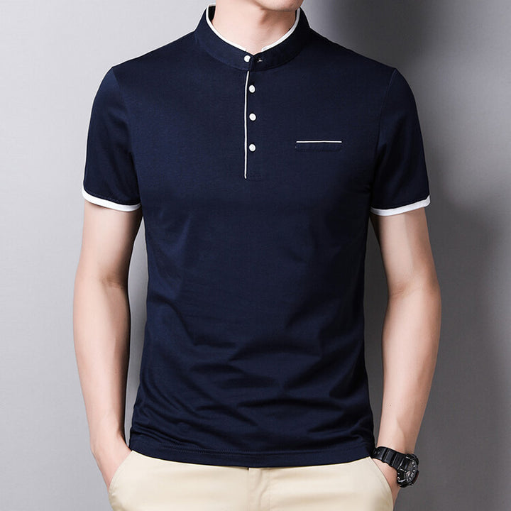 Herren Poloshirt mit modernem Stehkragen und feinen Kontrastdetails Echoarchiv
