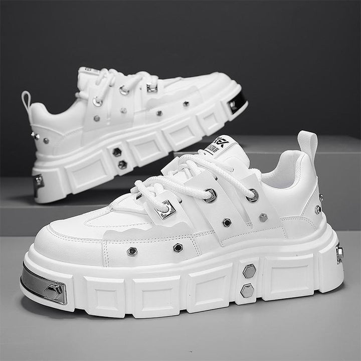 Damen Plateau-Sneaker mit dekorativen Metallnieten und strukturiertem Overlayer – Névara