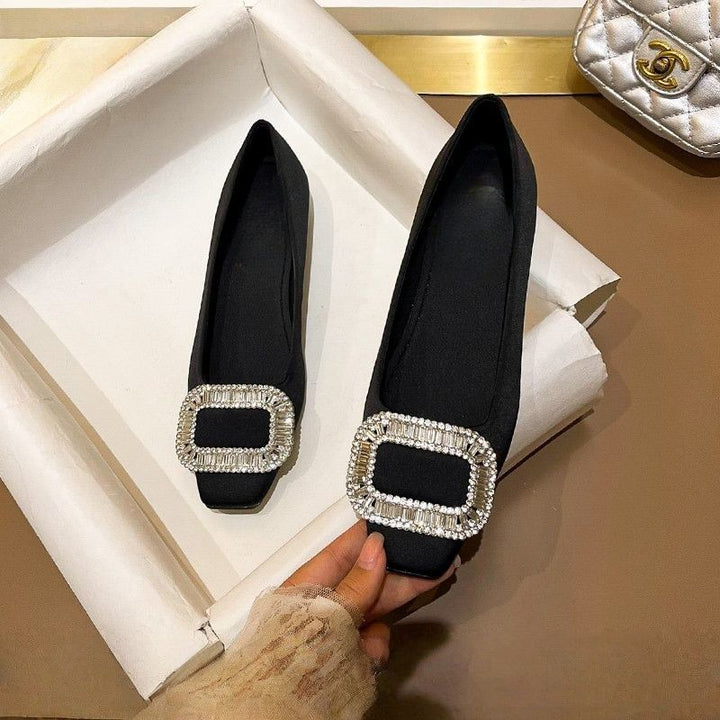 Damen Satin-Ballerinas mit quadratischer Zehenbox, mittlerem Blockabsatz und Kristallschnalle – Lioré