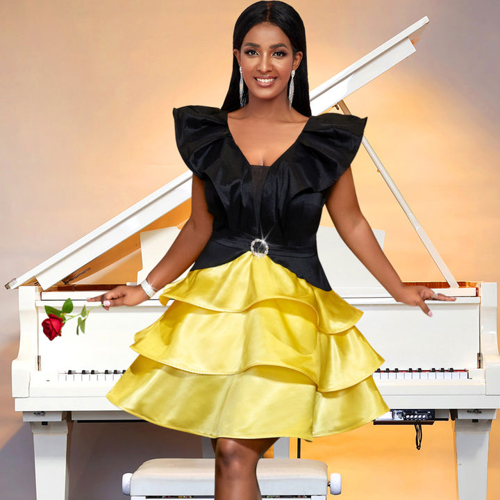 Damen Verspieltes Kleid mit voluminösen Rüschen und tiefem V-Ausschnitt Echo Archiv