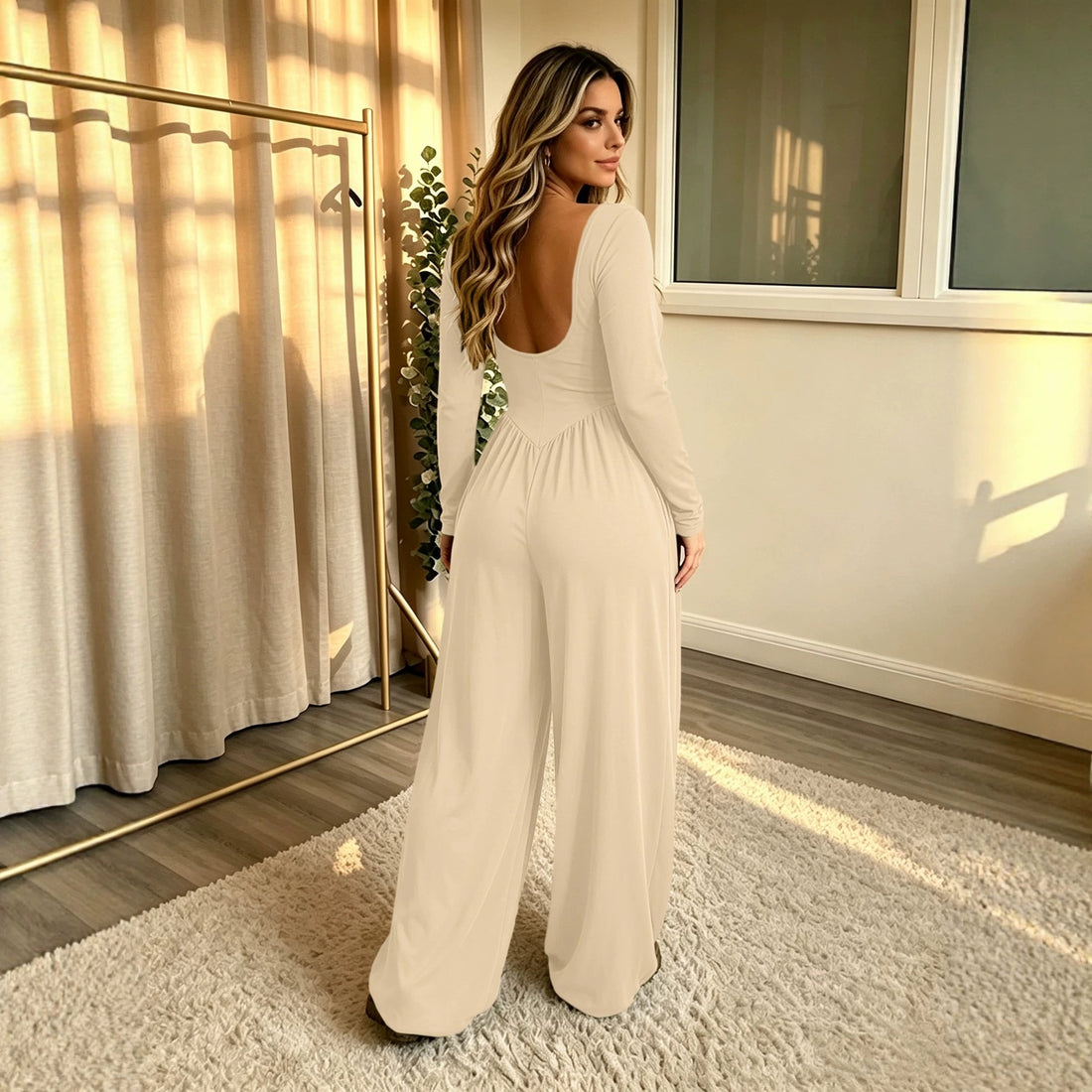 Damen Langer Jumpsuit mit weitem Bein, tiefem Rundhals und Eingrifftaschen Echoarchiv