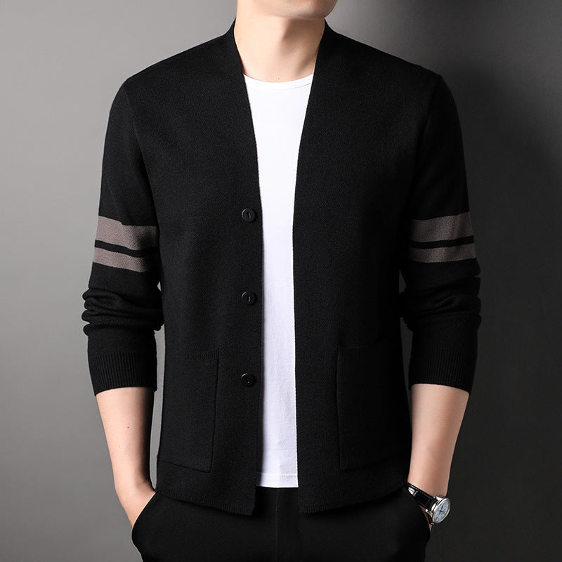 Herren modische Strickjacke mit eleganten Kontraststreifen und praktischen Taschen Echoarchiv