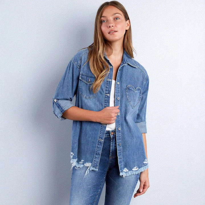 Damen nan lässige Denim-Hemdjacke Oversize mit aufgesetzten Brusttaschen, Herz-Stickdetail und ausgefranstem Saum Echo Archiv