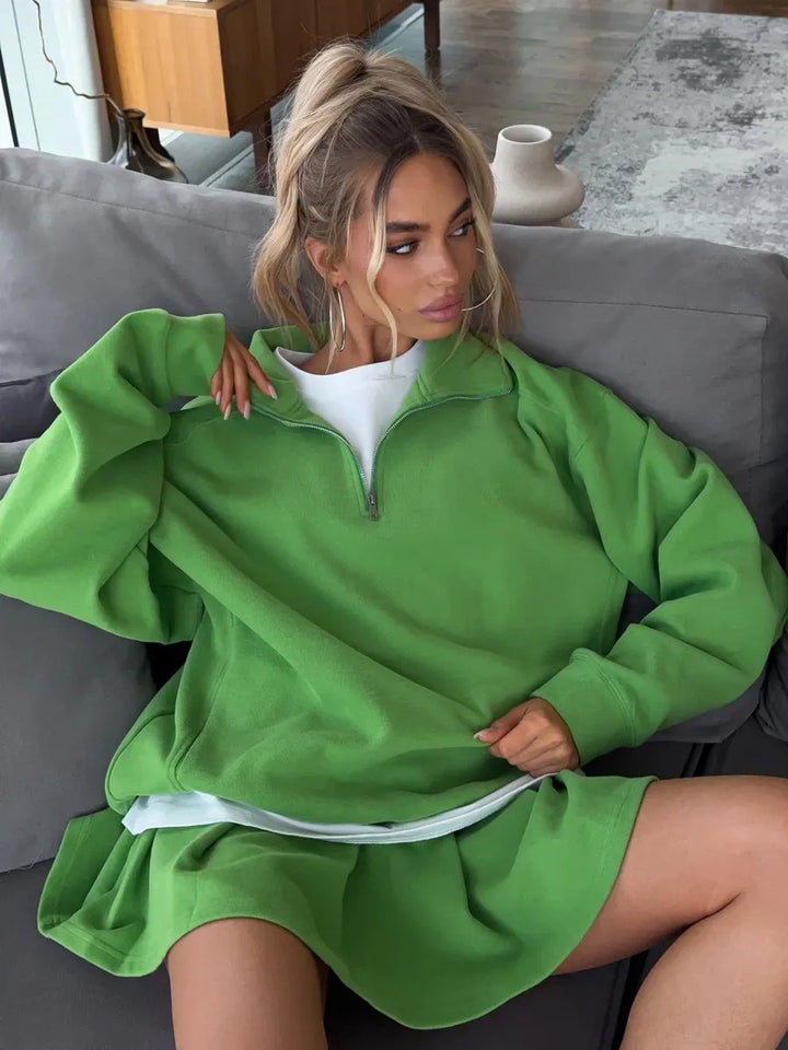 Damen Oversized Sweatkleid mit halbem Reißverschluss und Stehkragen – Avérine