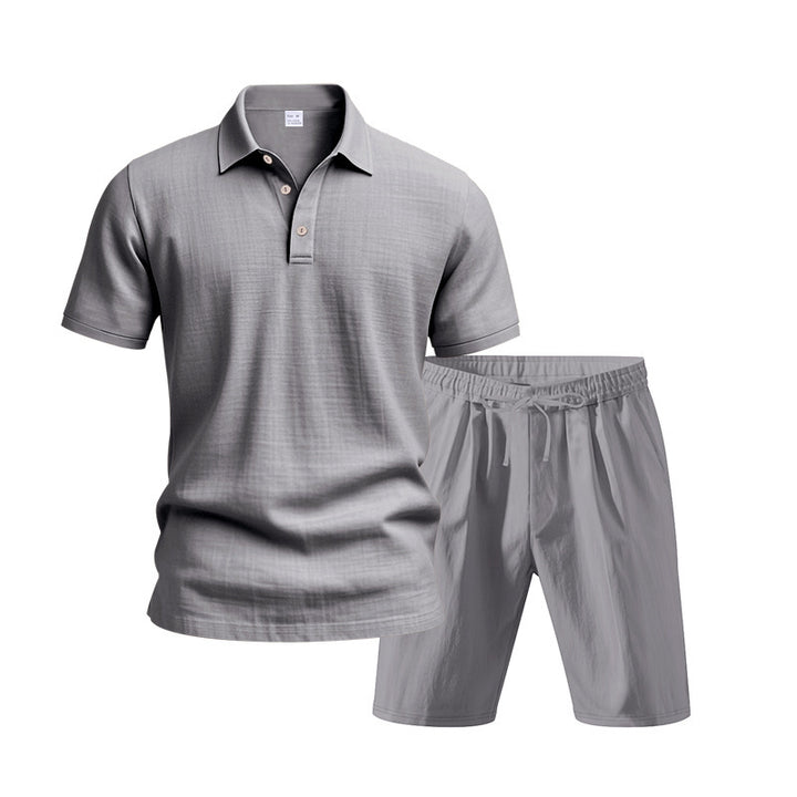 Herren Freizeit-Outfit mit Polohemd und kurzen Hosen Echoarchiv