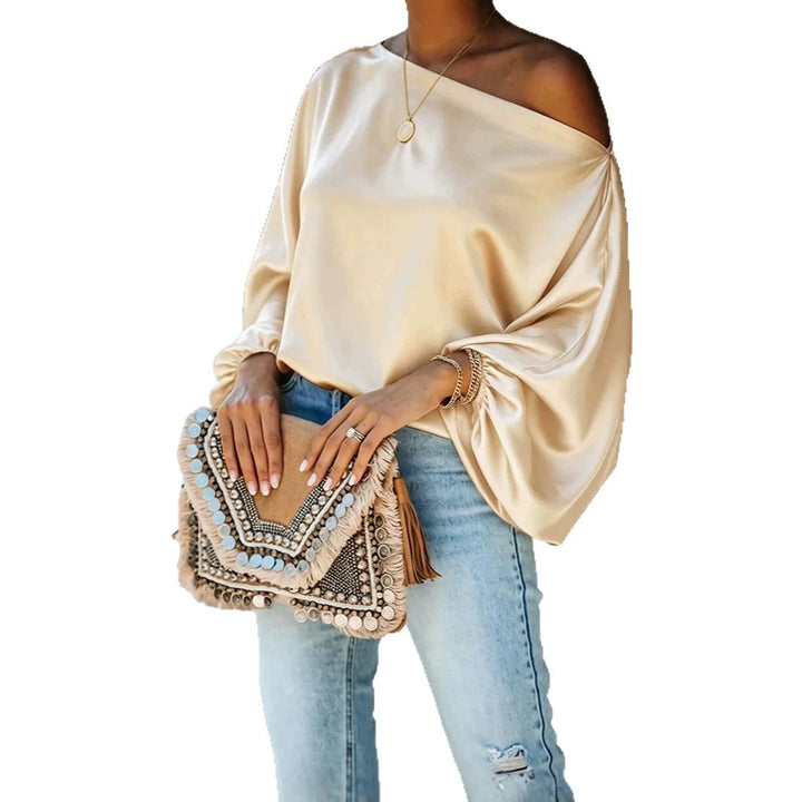 Damen Satinbluse mit asymmetrischem Carmen-Ausschnitt und weiten Fledermausärmeln – Élovi