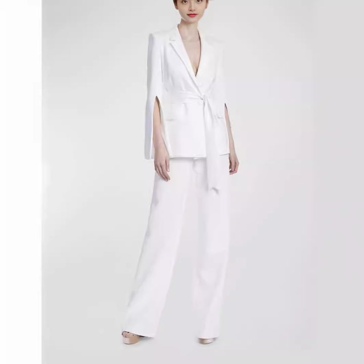 Damen Taillierter Cape-Blazer mit Bindegürtel und weiten Palazzohosen Echoarchiv