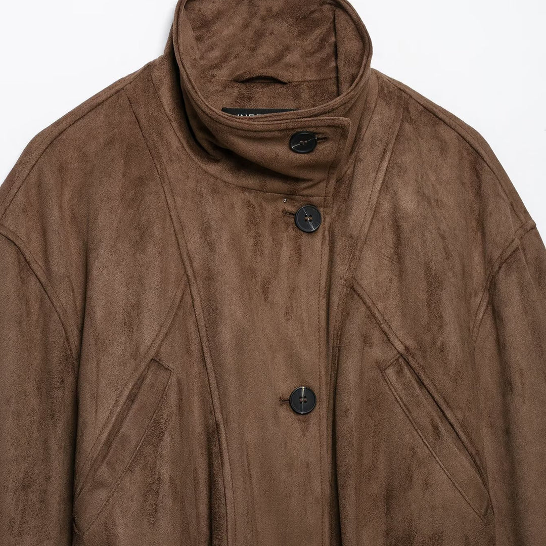 Damen Kurzjacke im Wildleder‑Look mit hohem Stehkragen, dekorativen Teilungsnähten und Bindegürtel Echoarchiv