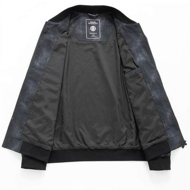 Herren Urbaner Lederlook-Bomber mit tonalem Typo-Print, Rippbündchen und Pattentaschen Echo Archiv