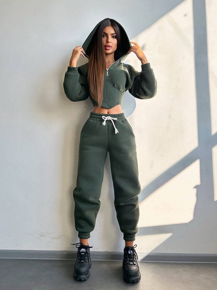 Damen Crop-Kapuzenjacke mit Korsagennaht und High-Waist Jogginghose – Élanora