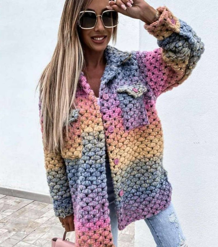 Damen Gehäkelte Oversize-Strickjacke mit Farbverlauf, Knopfleiste und aufgesetzten Taschen – Célinea