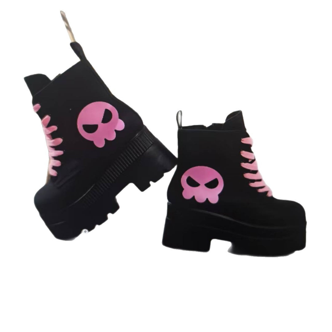 Damen nan knöchelhohe Plateau-Boots im Punk- und Gothic-Style mit überhöhter Profilsohle und markanter Totenkopf-Applikation Echo Archiv