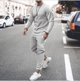 Herren lässiges Sport-Outfit mit langärmligem Oberteil und Jogginghose Echoarchiv