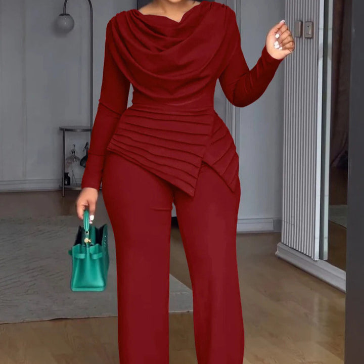 Damen Zweiteiliges Ensemble mit Wasserfall-Drapé-Oberteil, abgestuftem Peplum und gerader Bundfalten-Hose – Élanora