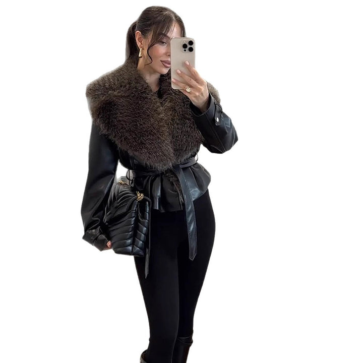 Damen taillierte Lederimitat-Jacke mit voluminösem Kunstfell-Schalkragen und Bindegürtel Echoarchiv