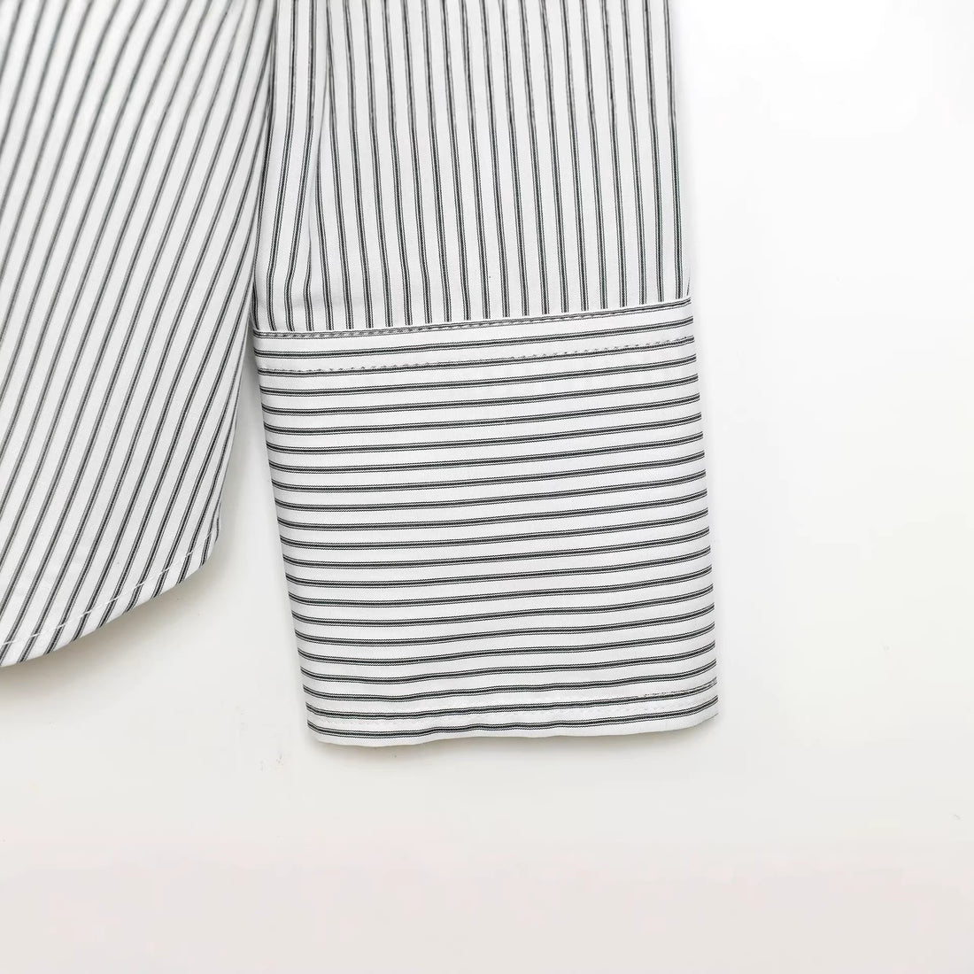 Damen Oversize-Hemdbluse mit Schluppe und Nadelstreifen Echoarchiv
