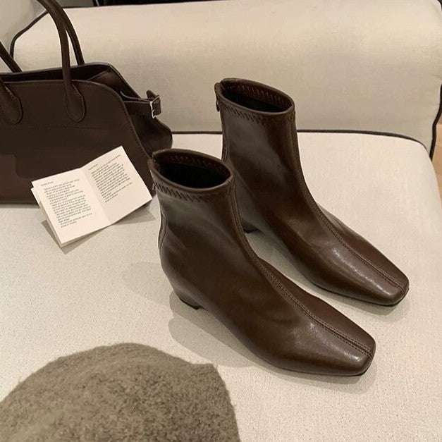 Damen Knöchelhohe Leder-Stiefelette mit quadratischer Zehenpartie, Mittelnähte und elastischem Schaft Echo Archiv
