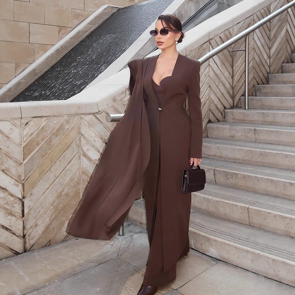 Damen Elegantes Mantelkleid mit Cape-Schulter und taillierter Silhouette Echoarchiv