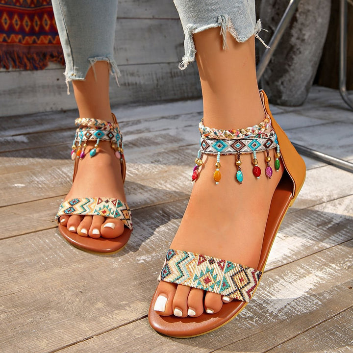 Damen Boho-Sandalen mit bestickten Riemen, geflochtenen Knöchelriemen und Zierperlen – Sorelia