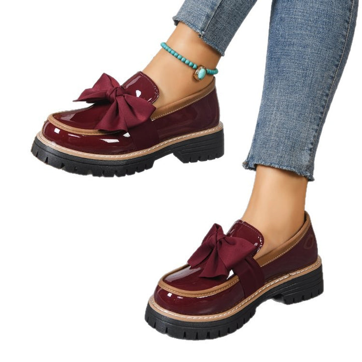 Damen Plateau-Loafer aus Lacklederoptik mit profilierter Gummisohle und Zierschleife Echo Archiv