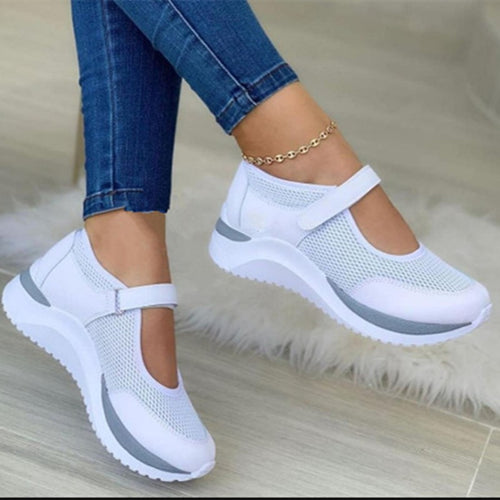Damen Sportive Mary-Jane-Sneaker mit Klettverschluss und atmungsaktivem Mesh – Névara