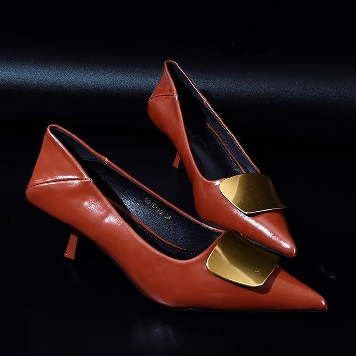 Damen Spitz zulaufende Lack‑Pumps mit niedrigem Kitten‑Absatz und dekorativer Metallapplikation – Lioré