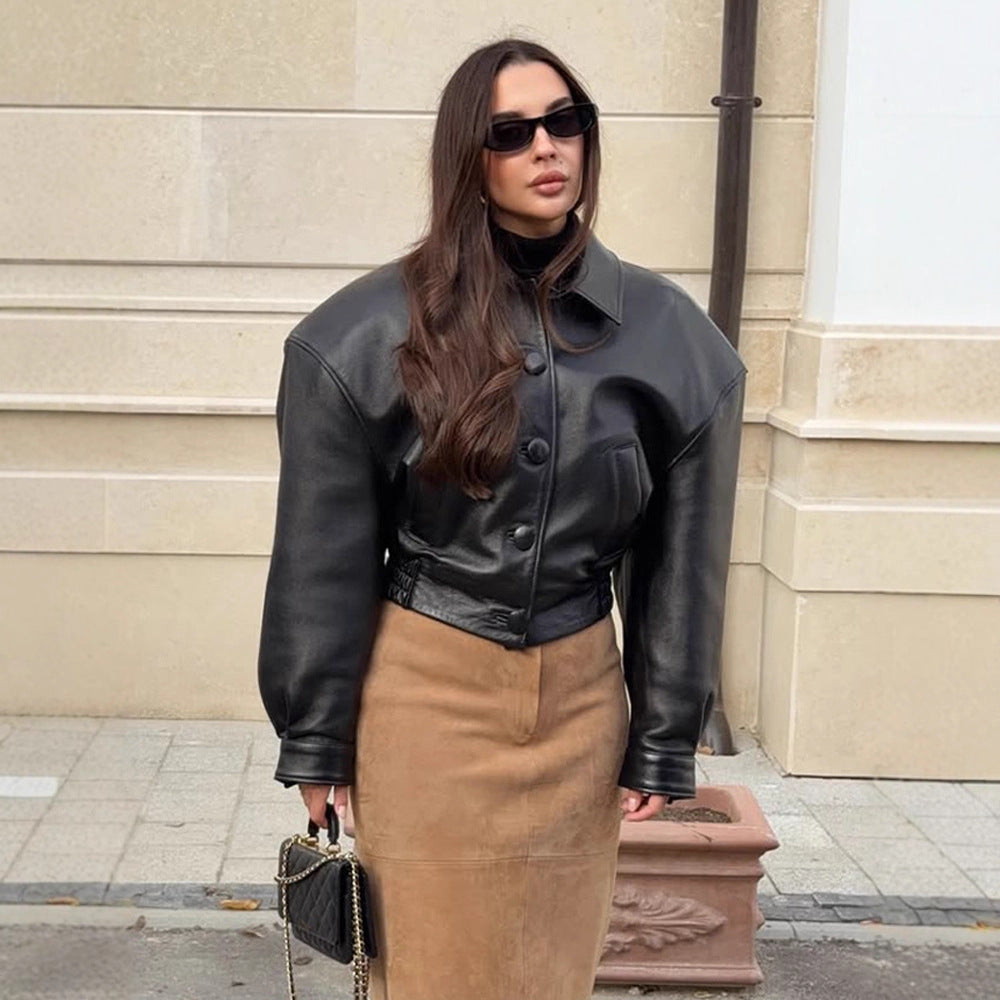 Damen Kurzjacke aus veganem Lederimitat im Boxy‑Cut mit oversized Schultern und verdeckter Knopfleiste Echoarchiv