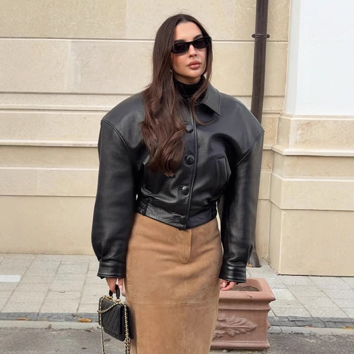 Damen Kurzjacke aus veganem Lederimitat im Boxy‑Cut mit oversized Schultern und verdeckter Knopfleiste Echoarchiv