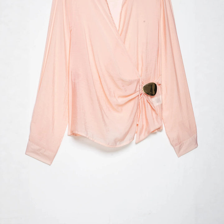 Damen Wickelbluse mit Hemdkragen, fließender Drapierung und dekorativer Herzschließe – Élovi