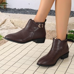 Damen Western-inspirierte Stiefelette mit spitzer Zehenpartie und dekorativer Metallschnalle Echoarchiv