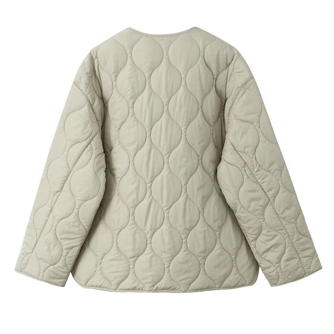 Damen gesteppte Oversize-Quiltjacke mit Rundhalsausschnitt, durchgehendem Reißverschluss und zwei aufgesetzten Taschen – Célinea