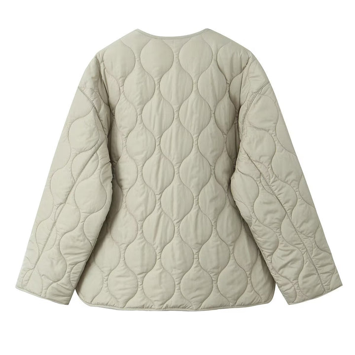 Damen gesteppte Oversize-Quiltjacke mit Rundhalsausschnitt, durchgehendem Reißverschluss und zwei aufgesetzten Taschen – Célinea