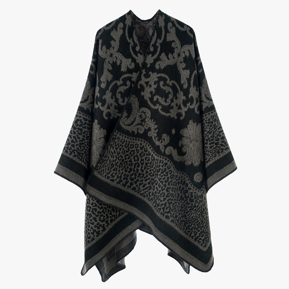 Damen Jacquard‑Capeponcho mit barockem Ornamentmuster und spitzem Zipfelsaum – Avérine