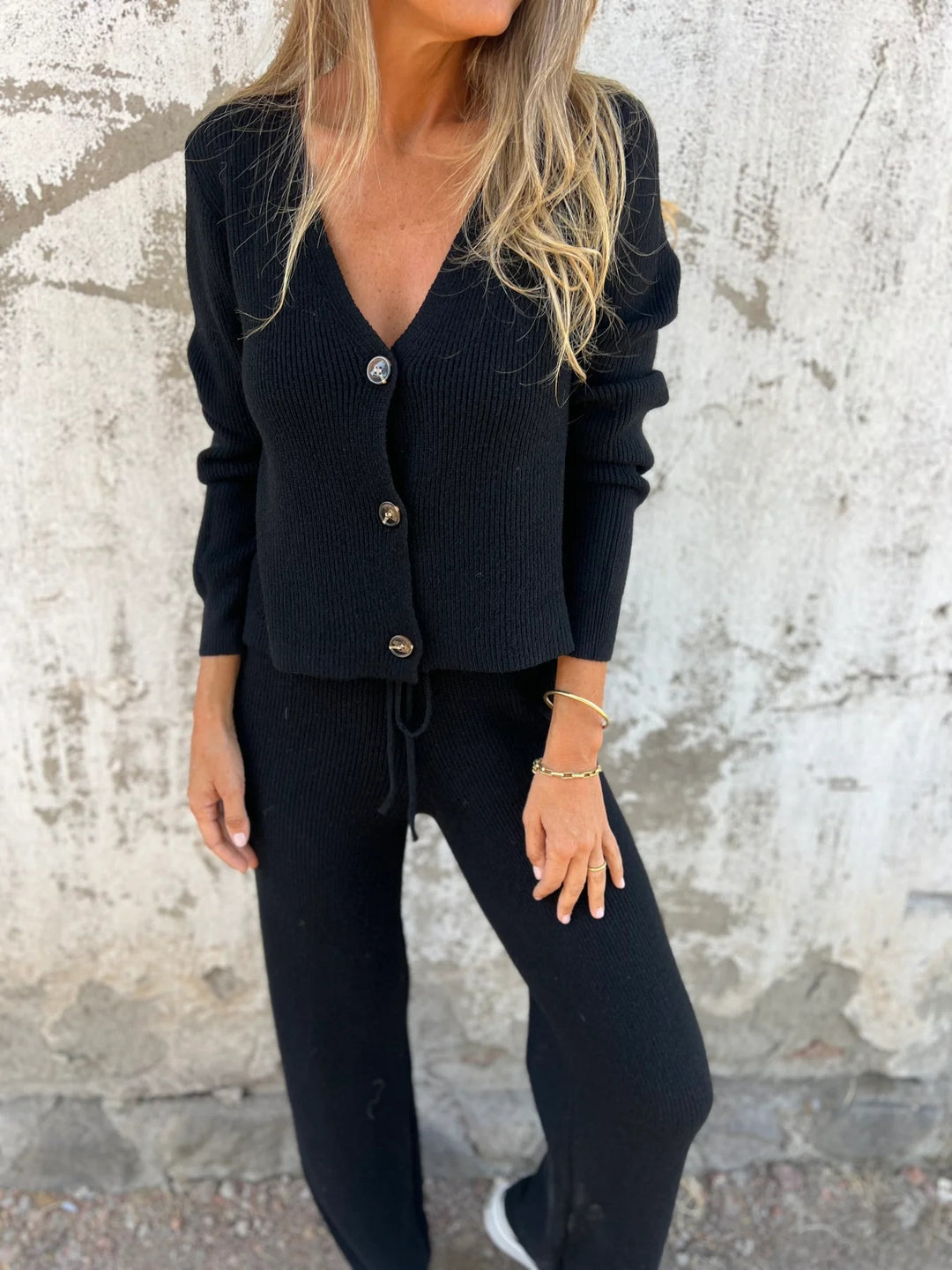 Damen Feinstrick-Cardigan mit tiefem V-Ausschnitt, Zierknöpfen und hochgeschnittener Strickhose mit Tunnelzug – Élanora