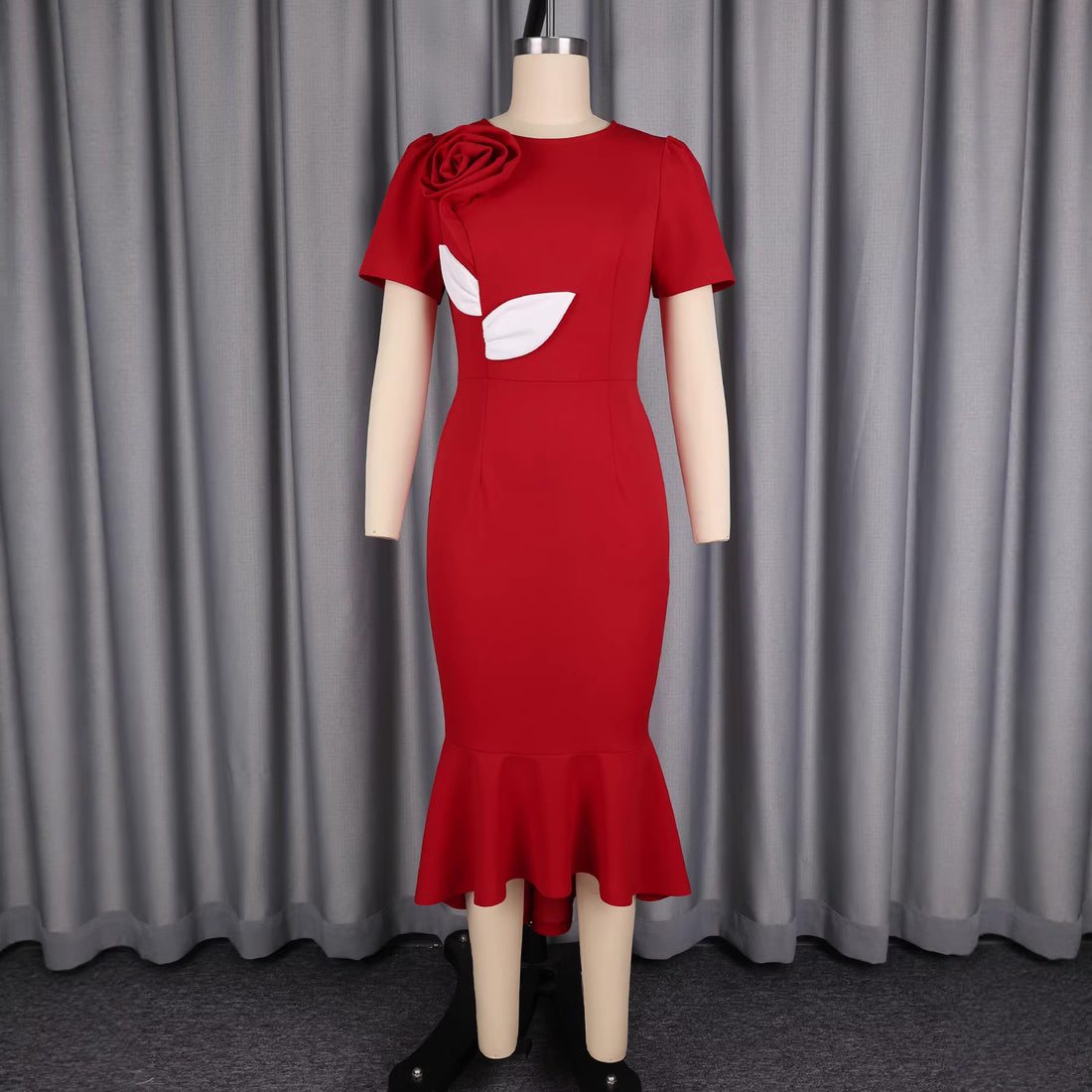 Damen Elegantes Kleid mit floralen Applikationen – Élara
