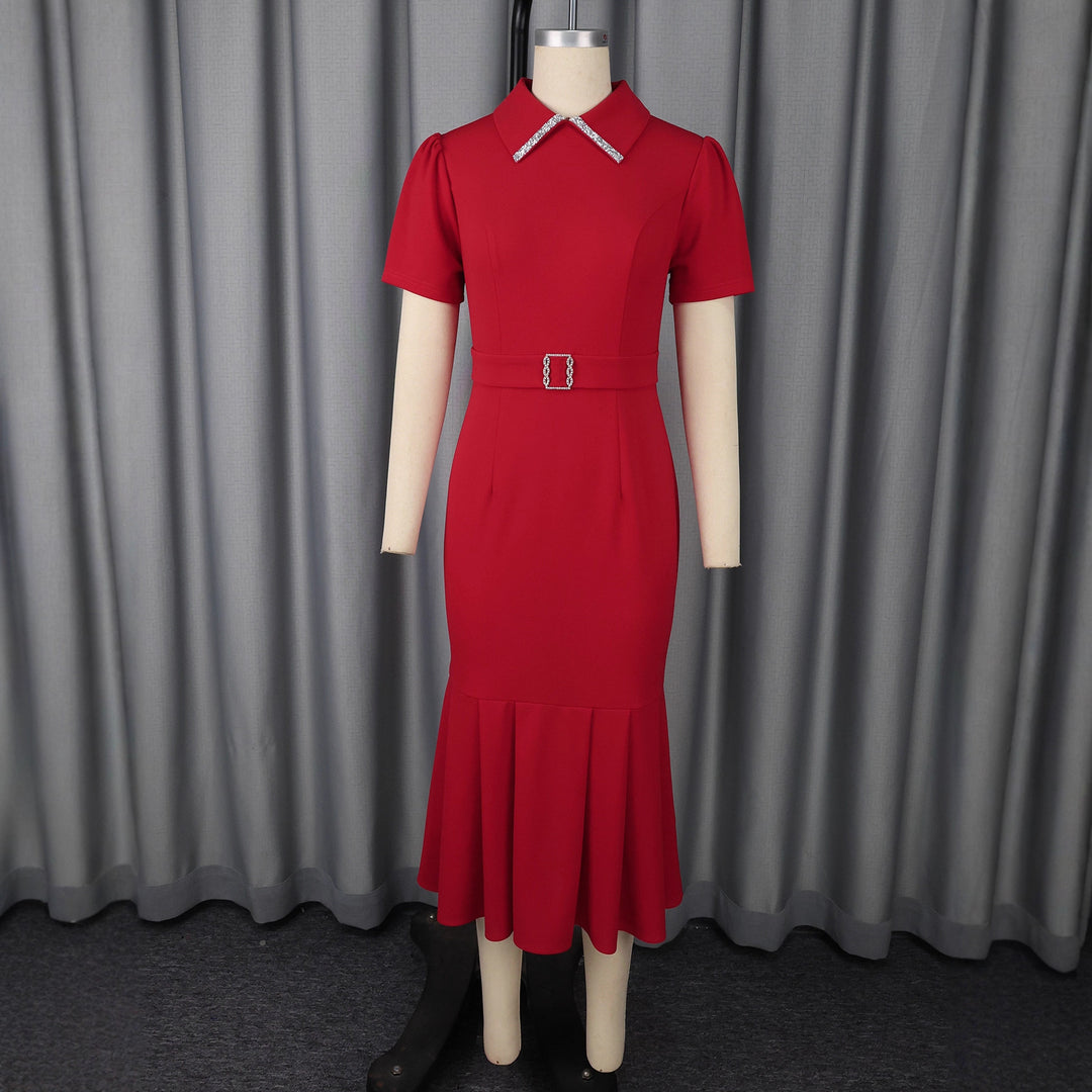 Damen Elegantes Kleid mit schwingendem Saum und glamourösen Akzenten Echo Archiv