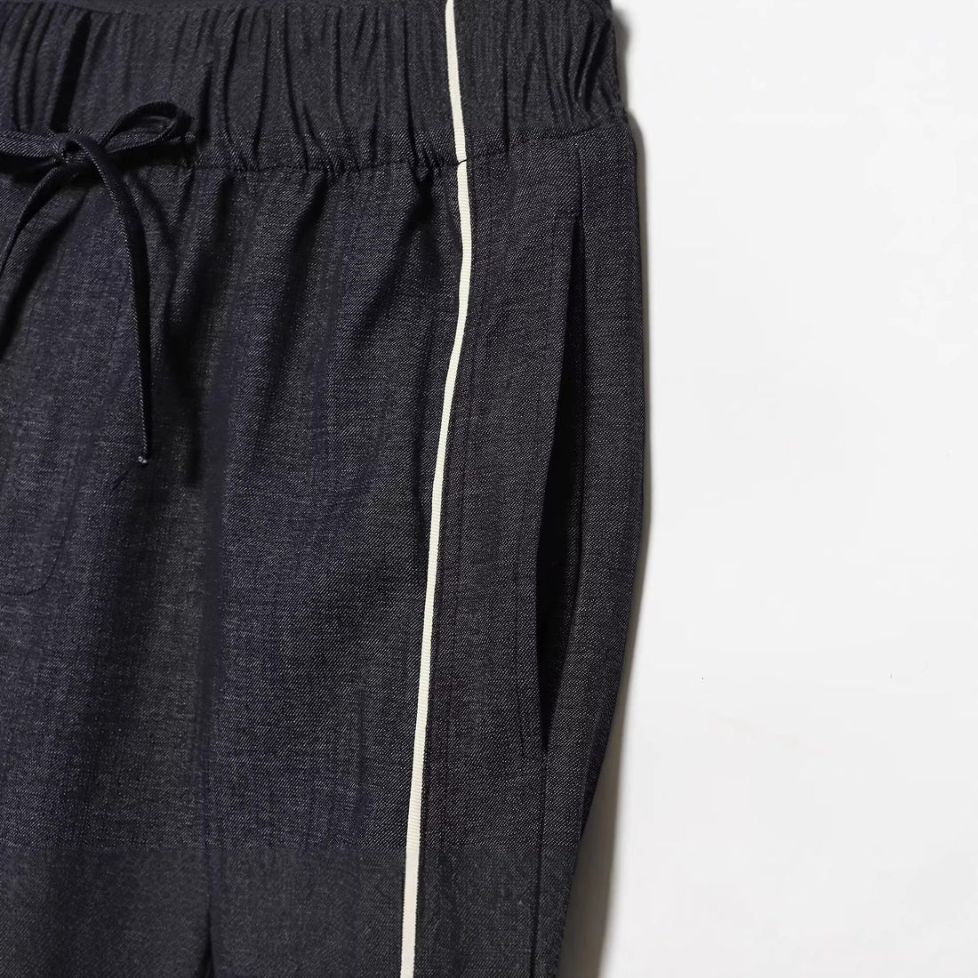 Damen Weitgeschnittene Lounge-Hose mit Tunnelzug und Kontrastpaspel Echoarchiv